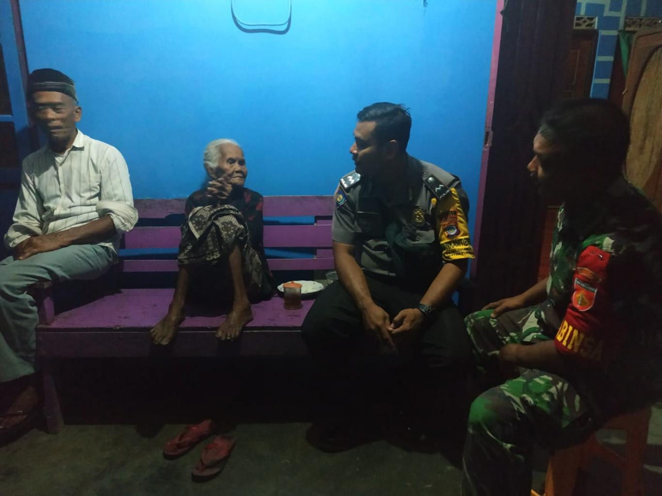 SEORANG IBU LANSIA LUPA JALAN PULANG
